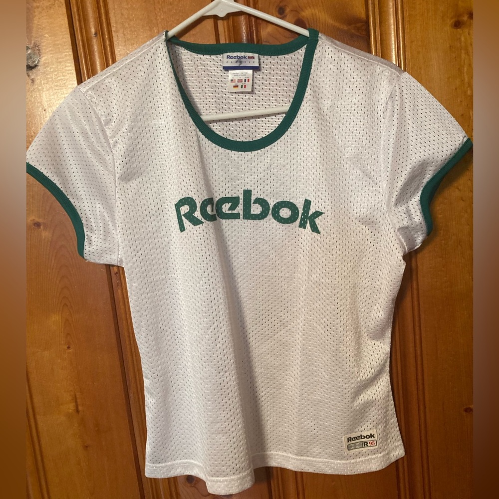 Size says X-Large but fits like a medium Women’s mesh Reebok classic New